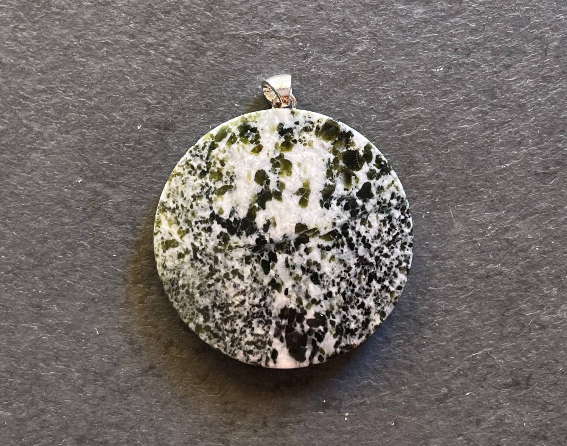 Ophycalcit Anhänger-Aus Dem Passauer Wald, Deutschland | Handgeschliffen, Unikat Naturstein-Schmuck Mit 925Er Silberöse Ophycalcit Anhänger-Aus Dem Passauer Wald, Deutschland | Handgeschliffen, Unikat Naturstein-Schmuck Mit 925Er Silberöse von LapidariumWierer