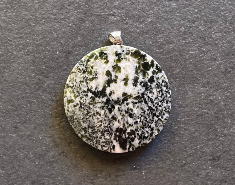 Ophycalcit Anhänger-Aus Dem Passauer Wald, Deutschland | Handgeschliffen, Unikat Naturstein-Schmuck Mit 925Er Silberöse Ophycalcit Anhänger-Aus Dem Passauer Wald, Deutschland | Handgeschliffen, Unikat Naturstein-Schmuck Mit 925Er Silberöse von LapidariumWierer