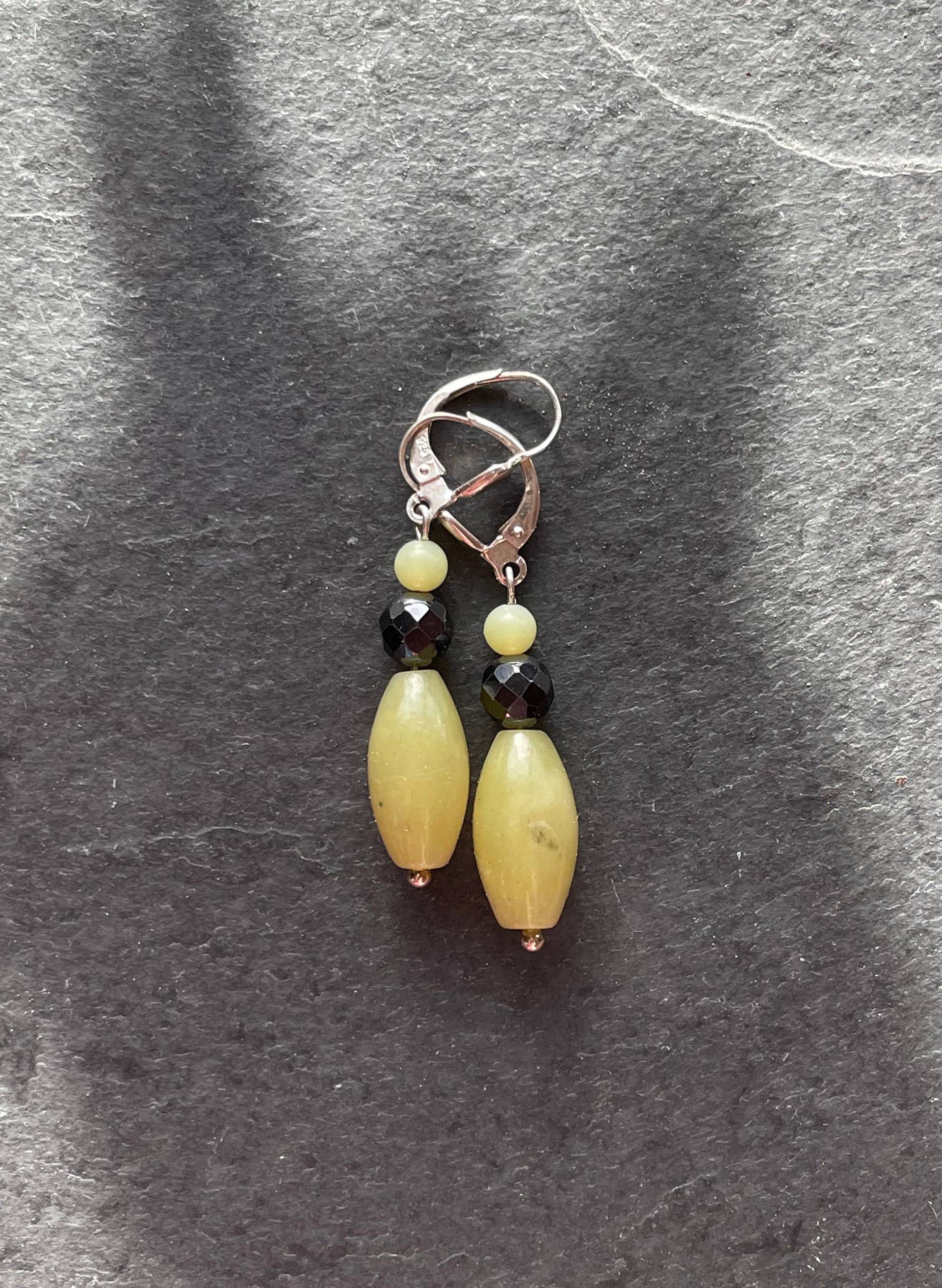 Peruserpentin-Hämatit Hängeohrringe von LapidariumWierer