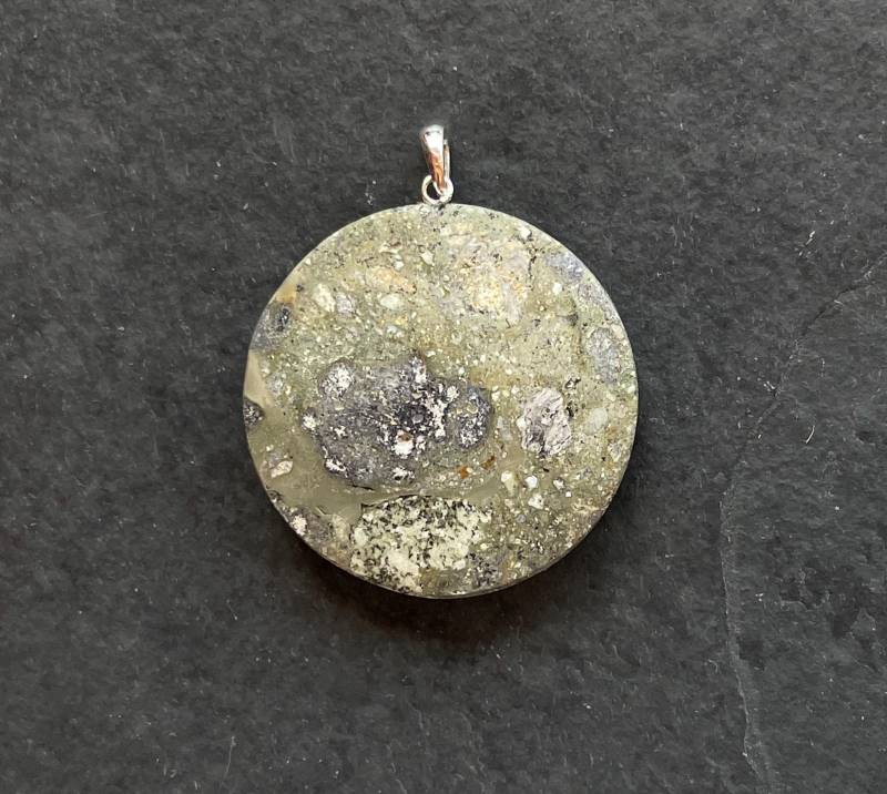Suevit-Anhänger | Handgeschliffen, Unikat 925 Silberöse Cabochon Aus Dem Nördlinger Ries, Deutschland Schwabenstein Suevit-Anhänger | Handgeschliffen, Unikat 925 Silberöse Cabochon Aus Dem Nördlinger Ries, Deutschland Schwabenstein von LapidariumWierer