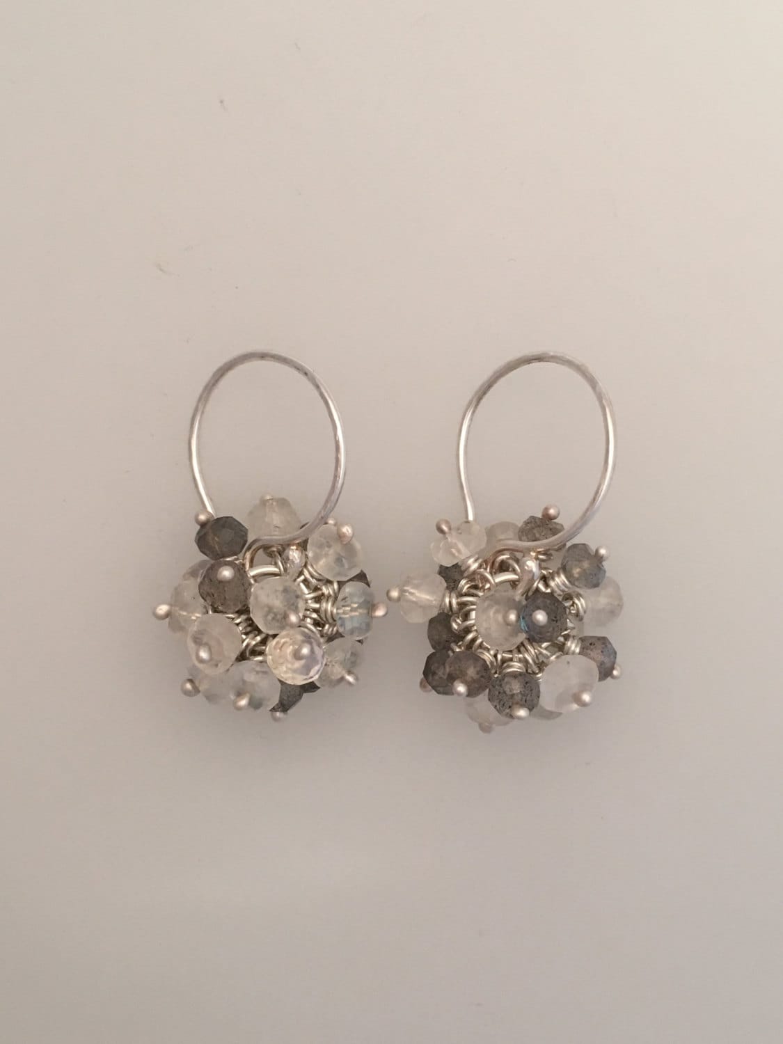 Cluster Ohrringe Aus Silber Mit Facettiertem Labradorit Und Regenbogenmondstein von LapisAndCoral