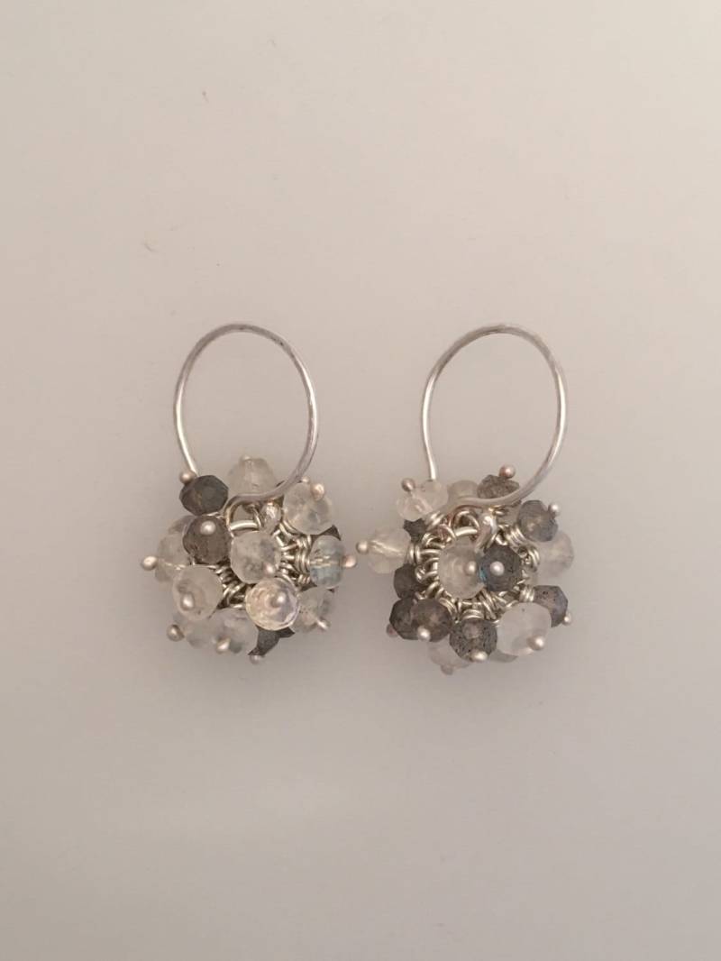 Cluster Ohrringe Aus Silber Mit Facettiertem Labradorit Und Regenbogenmondstein von LapisAndCoral