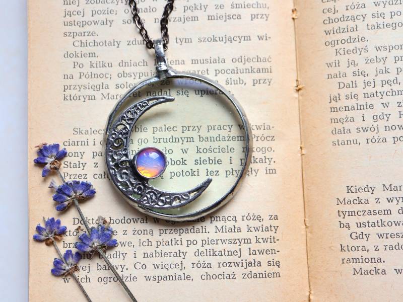 Halbmond Lupe Loupe Anhänger, Opalit Halskette, Statement Handarbeit, Geschenk Für Sie von LapisGlassArt