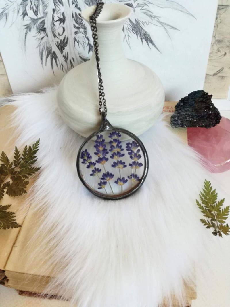 Lavendelblüten-Halskette Terrarium Glasmedaillon, Echte Blüten von LapisGlassArt