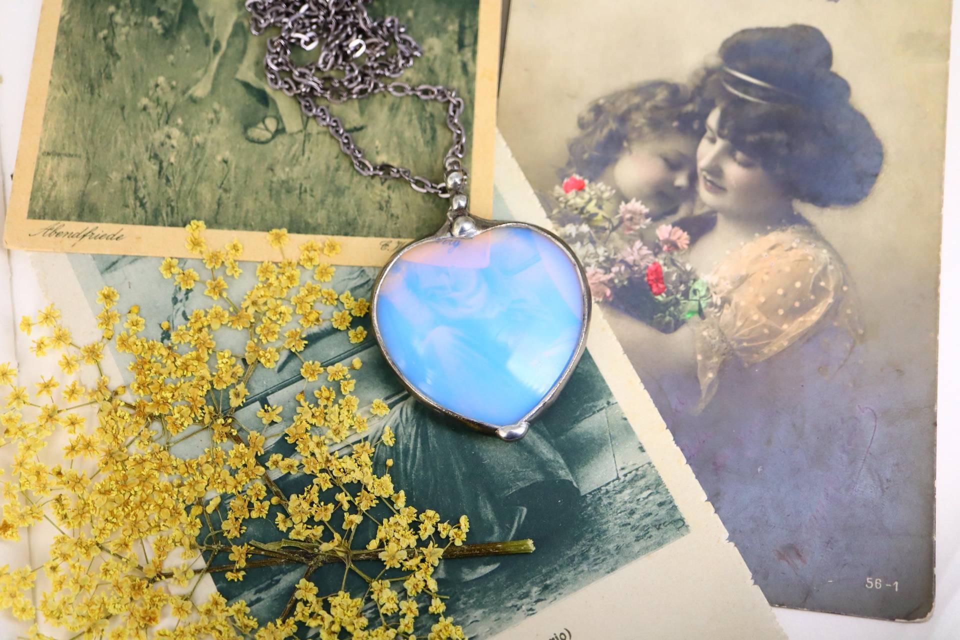 Opalith Moon Heart Halskette Handgefertigter Boho Kristallanhänger von LapisGlassArt