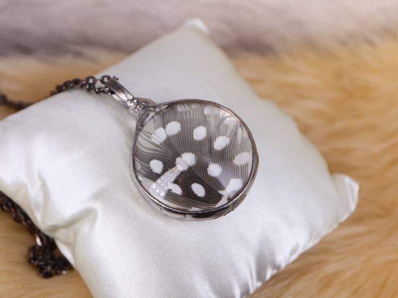 Perlhuhn-Feder-Terrarium-Halskette Handgefertigter Glasmedaillon-Anhänger von LapisGlassArt