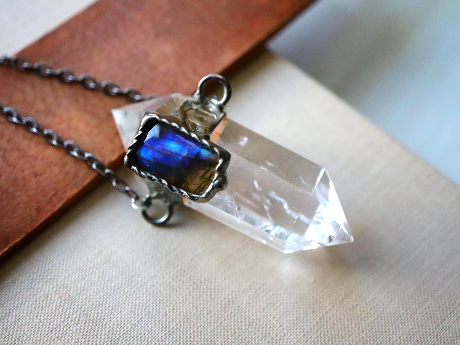 Quarz Crystal Point Halskette, Blauer Labradorit Anhänger Geschenk Für Sie von LapisGlassArt