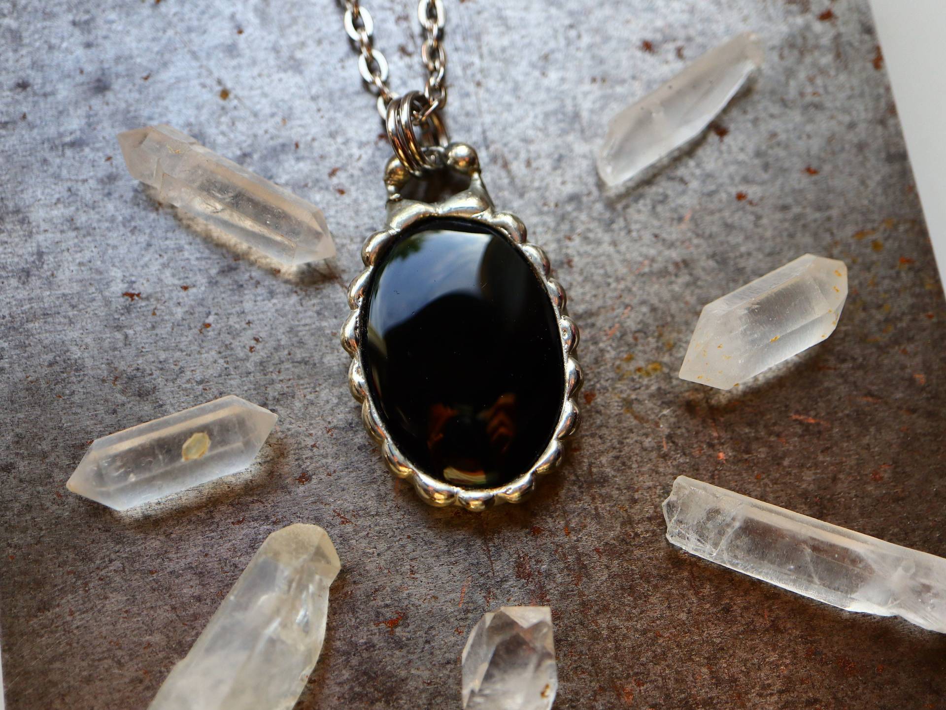 Valentinstagsgeschenk, Geschnitztes Blatt Onyx Blue Moonstone Halskette, Schwarzer Anhänger, Kristallhalskette, Statement-Halskette von LapisGlassArt