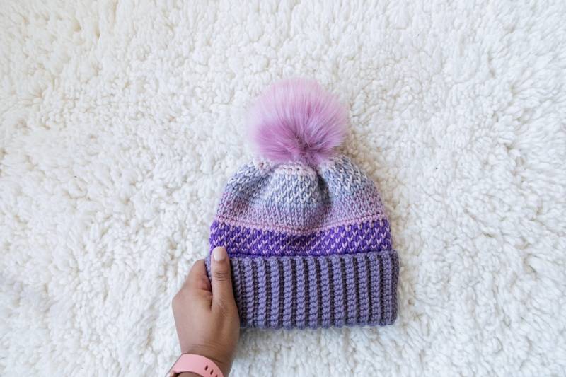Hayden Herz Hut Gefaltet/Double Krempe Faltbare Kuschelige Wintermütze Für Neugeborene, Säuglinge, Kinder Mit Faux Pelz Pom von LarJCrochets