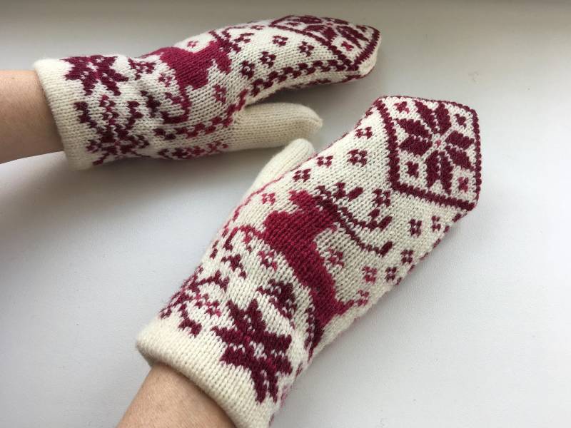 Weiße Wolle Doppelfäustlinge - Warme Gestrickte Damen Winterfäustlinge Mit Rotem Hirsch Jacquard von LaraKnitStudio