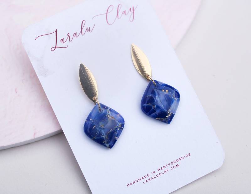 18K Gold Filled Und Blauer Marmor Ohrringe | Polymer Clay Handarbeit Hübsche Zierliche Schmuckstücke Braut von LaraluClay