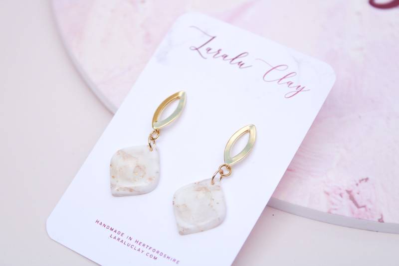 Weiß & Gold Marmor Creolen | 18K Filled Und Polymer Clay Ohrringe Handgefertigte Laralu Clauy von LaraluClay