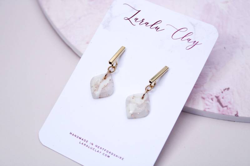 18K Gold Filled Und Weißer Marmor Ohrringe | Polymer Clay Handarbeit Hübsche Zierliche Schmuckstücke von LaraluClay
