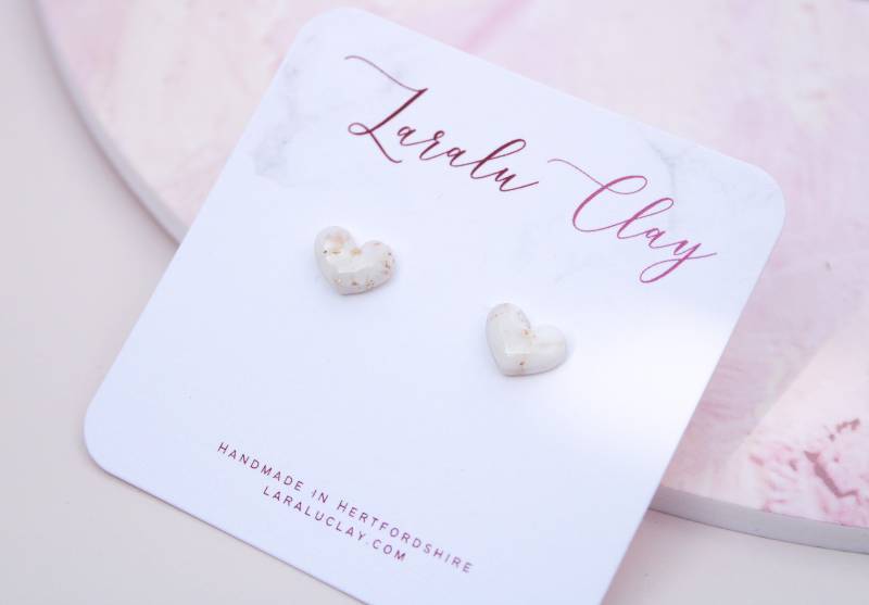 Weiß & Gold Herz Ohrstecker | Gefüllt Und Polymer Clay Ohrringe Handgefertigte Laralu Ton von LaraluClay