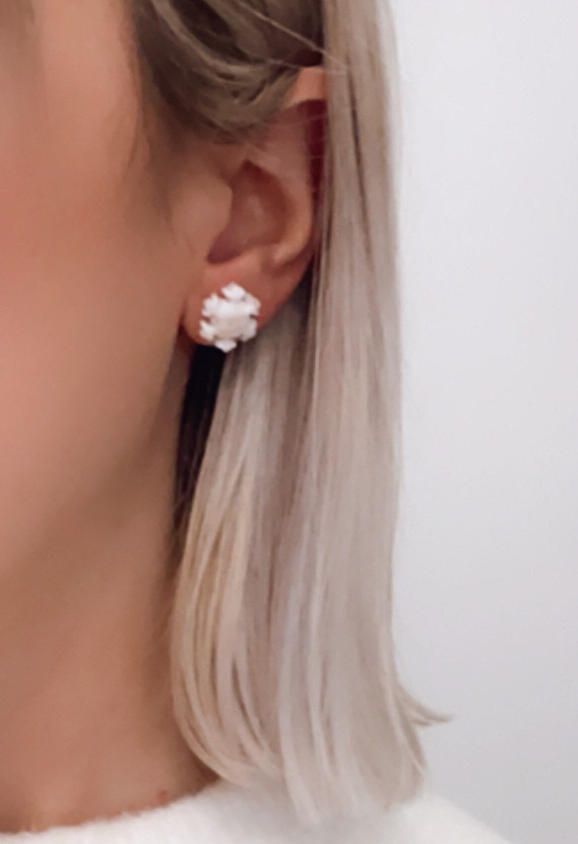 Schneeflocke Ohrringe | Gold Filled Und Weiße Marmor Polymer Clay Ohrstecker Huggies Creolen Geschenk Für Sie von LaraluClay