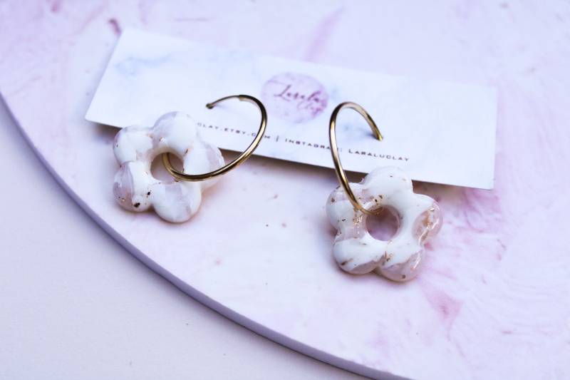 Weiße Creolen | 14K Gold Filled Und Polymer Clay Ohrringe Handarbeit Hübsche Schmuckstücke von LaraluClay