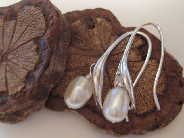 Versilberte Weiße Süßwasserperlen Calla Lilie Ohrringe, Geschenk, Brautjungfern, Prominente, Mutter Geschenk Versilberte Weiße Süßwasserperlen Calla Lilie Ohrringe, Geschenk, Brautjungfern, Prominente, Mutter Geschenk von LarasPerfectGems