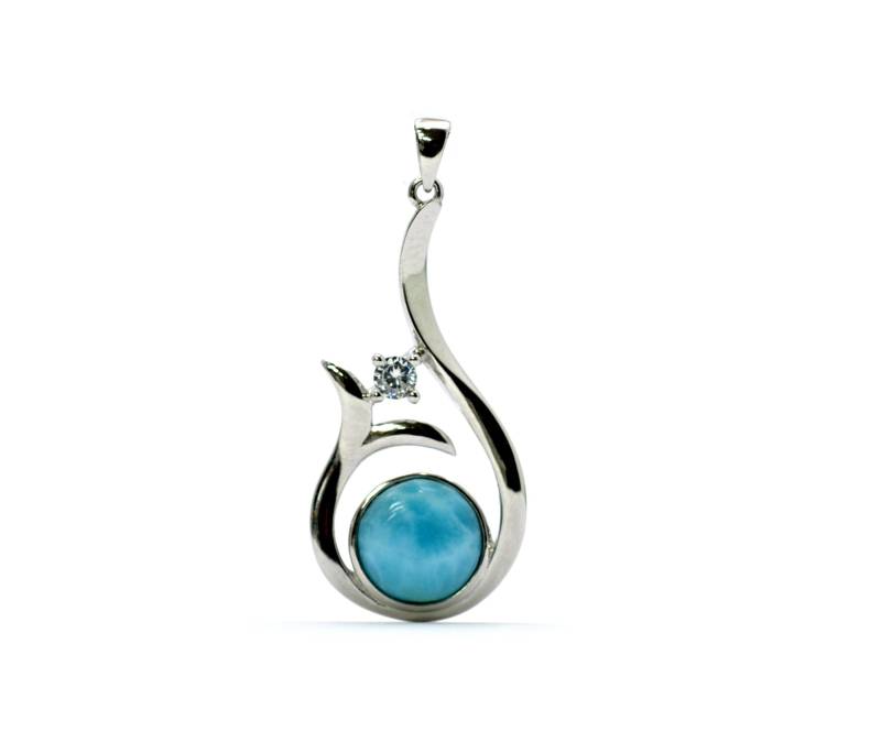 10mm Larimar Whale Tail Halskette Mit Weißer Saphir Akzenten.925 Sterling Silber 10mm Larimar Whale Tail Halskette Mit Weißer Saphir Akzenten.925 Sterling Silber von Larimar925