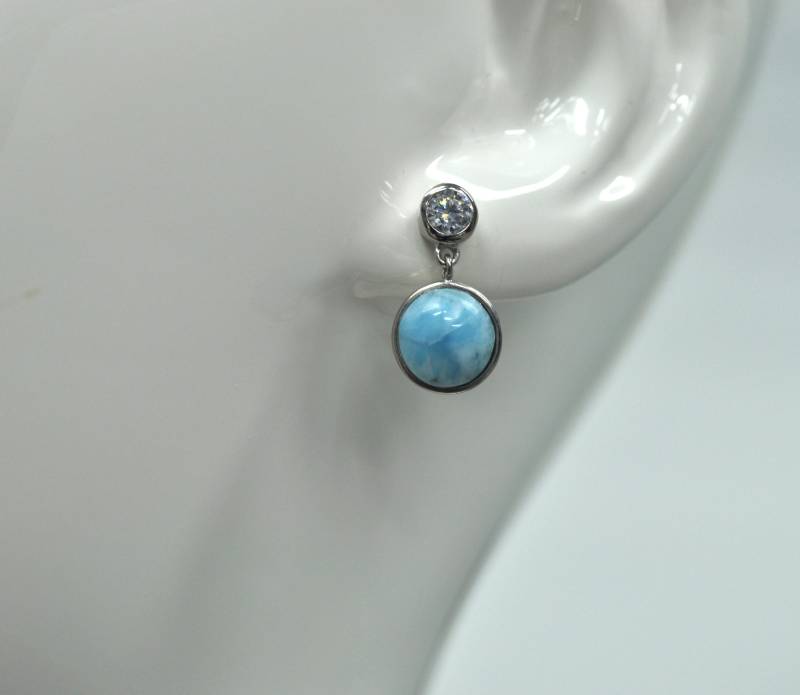 Echter Larimar 8 Mm Mit Weißem Saphir-Bolzen-Top Ohrringe .925 Sterling Silber Echter Larimar 8 Mm Mit Weißem Saphir-Bolzen-Top Ohrringe .925 Sterling Silber von Larimar925