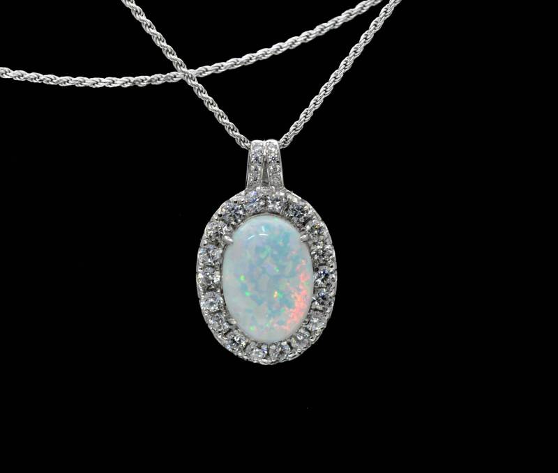 Feueropal 14 X 10 Mm Halskette Mit Weißen Saphir Akzenten .925 Sterling Silber Feueropal 14 X 10 Mm Halskette Mit Weißen Saphir Akzenten .925 Sterling Silber von Larimar925