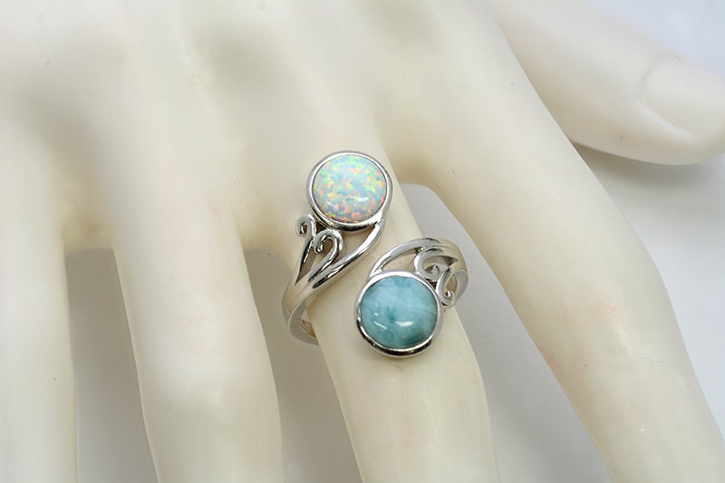 Larimar/Weißer Opal, Zwei 8 Mm Runde, Einstellbare Ringe 6-9 .925 Sterling Silber von Larimar925