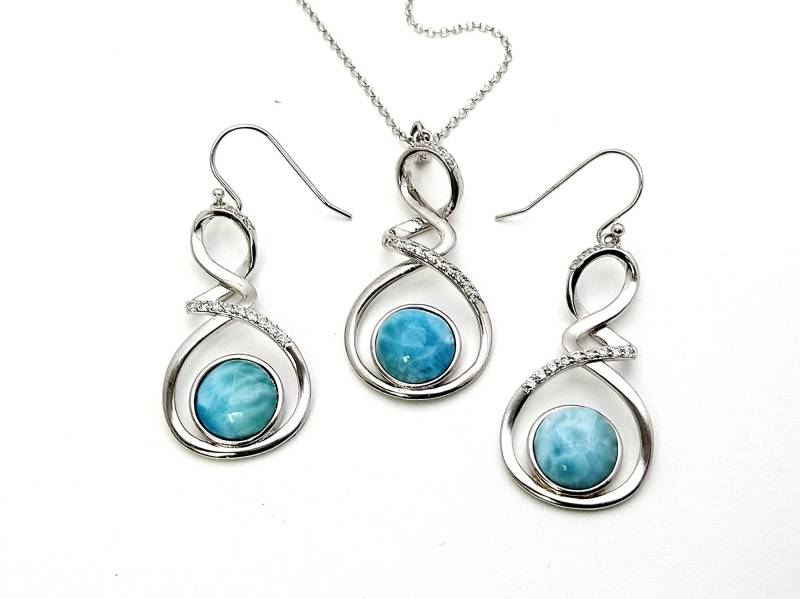 Larimar 10 Mm Ohrringe Und Halskette Set Aus Weißen Saphiren. 925Er Sterlingsilber Larimar 10 Mm Ohrringe Und Halskette Set Aus Weißen Saphiren. 925Er Sterlingsilber von Larimar925