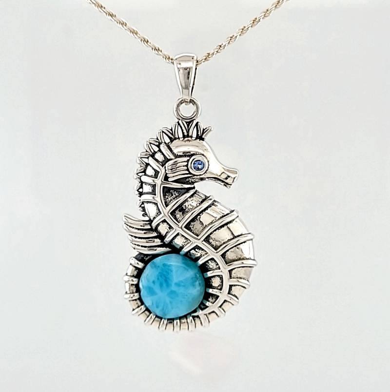 Larimar Seepferdchen Halskette 10mm Rund Cabochon .925 Sterling Silber Larimar Seepferdchen Halskette 10mm Rund Cabochon .925 Sterling Silber von Larimar925