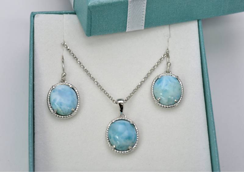 Natürliche Larimar Haken Ohrringe Und Halskette Set 10x12 Oval .925 Sterling Silber Natürliche Larimar Haken Ohrringe Und Halskette Set 10x12 Oval .925 Sterling Silber von Larimar925