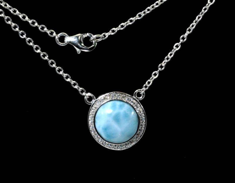 Wunderschöne Larimar 10mm Halskette Mit Weißen Saphiren Akzent .925 Sterling Silber Wunderschöne Larimar 10mm Halskette Mit Weißen Saphiren Akzent .925 Sterling Silber von Larimar925