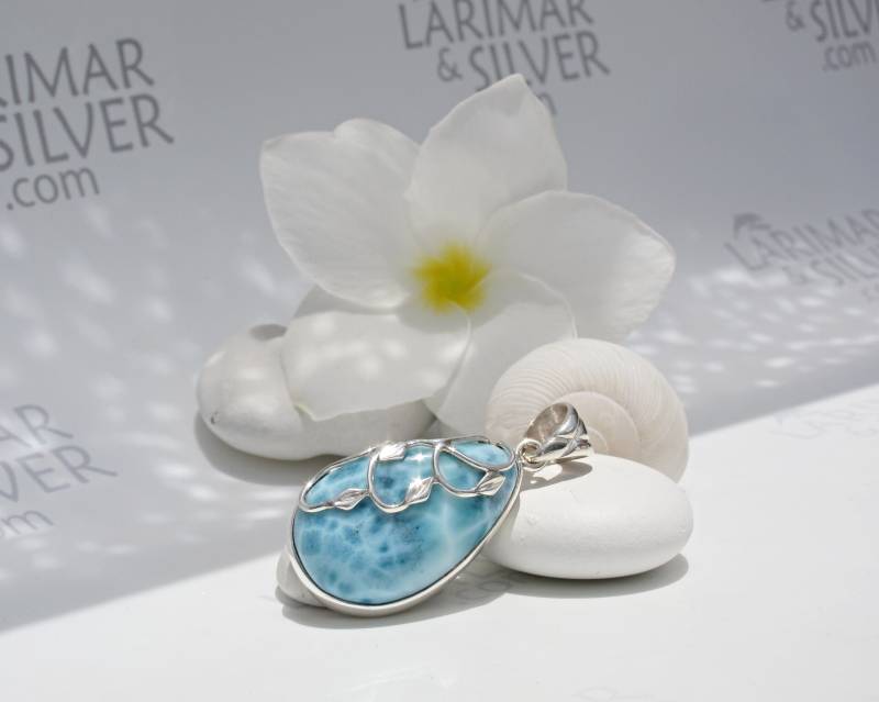 Designer Tropfenanhänger Mit Echtem Larimar Stein, By The River Side - Wasserblauer Anhänger Silber Reben Einstellung Schnelles Versand Mutter von LarimarAndSilver