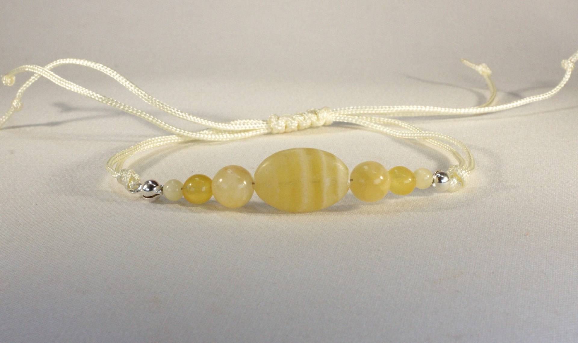 Calzit Edelsteinarmband Mit Makramee-Schiebeverschluss Calzit Edelsteinarmband Mit Makramee-Schiebeverschluss von LarimarInsel