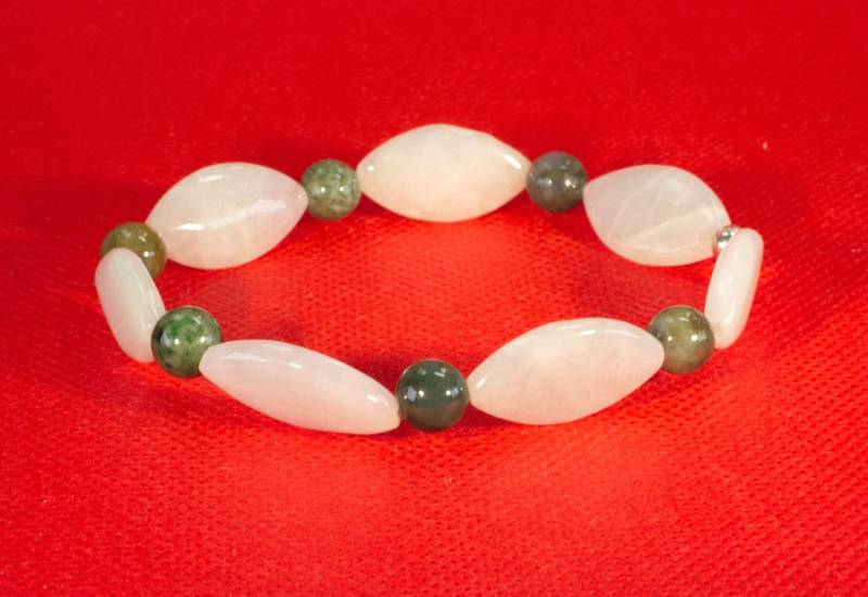 Jadeit Edelsteinarmband Auf Elastikfaden Aufgezogen von LarimarInsel