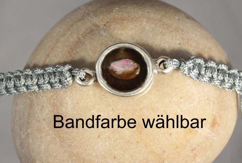 Opal-Armband in Kunstharz Versilberter Fassung An Einem Makramee-Band von LarimarInsel