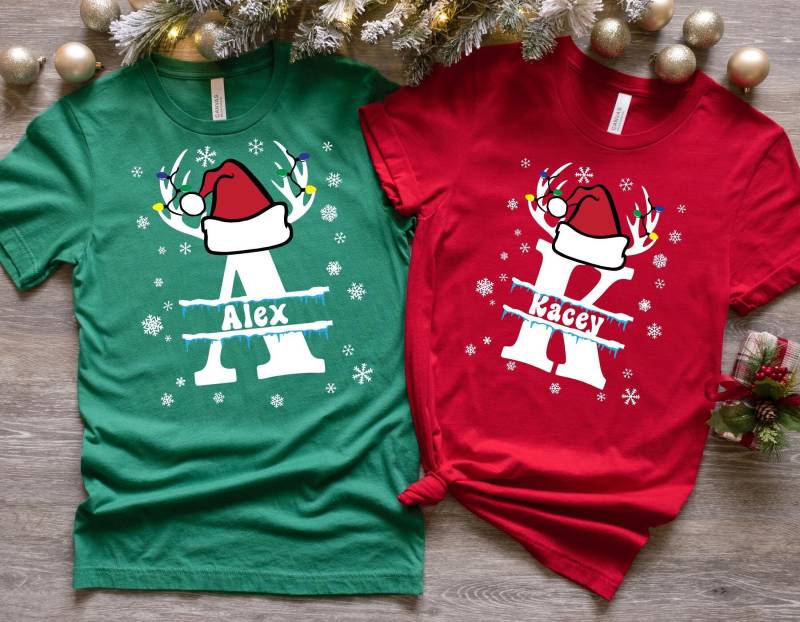 Weihnachten Benutzerdefinierte Name Initial Shirt, Passenden Pyjama, Familie Personalisierte Weihnachtsgruppe Shirt von LarissaBoutiqueCraft