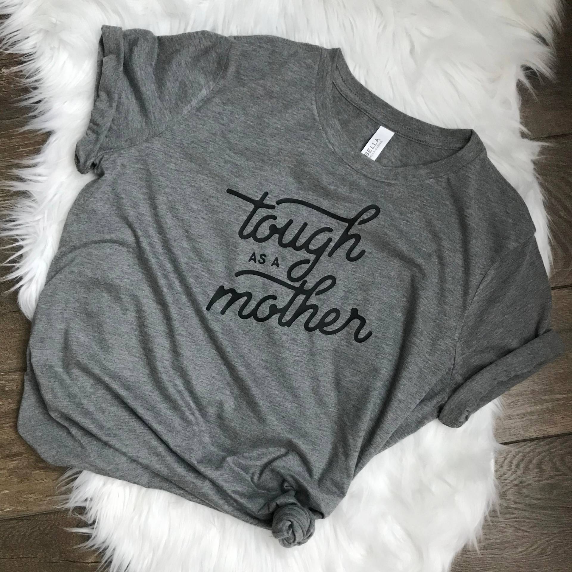 Tough As A Mother Cute Motherhood Grey T-Shirt - Soft Casual Shirt Mom Life Grafik Tough As A Mother Cute Motherhood Grey T-Shirt - Soft Casual Shirt Mom Life Grafik von LarissaKayDesigns