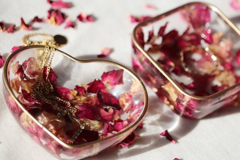 Schmuckschale Mit Blütenblättern Aus Resin I Schälchen Für Teebeutel Oder Schmuck Hochzeit Schmuckaufbewahrung Geschenkidee von LarissasMondschein