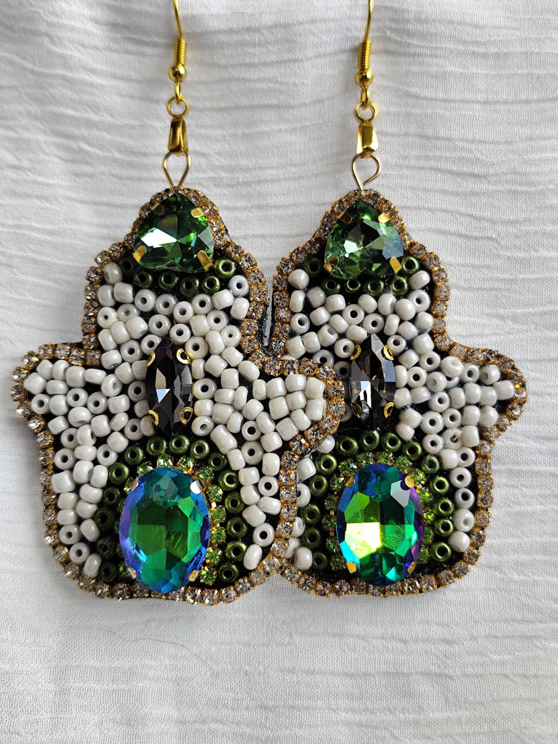 Hand Der Fatima Ohrringe Hamsa Statement Schmuck Grün Weiß Boho Bollywood Style Handgemachte Perlen & Strass von Larkihandmade