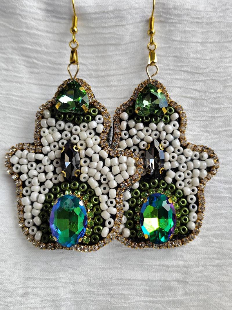 Hand Der Fatima Ohrringe Hamsa Statement Schmuck Grün Weiß Boho Bollywood Style Handgemachte Perlen & Strass Hand Der Fatima Ohrringe Hamsa Statement Schmuck Grün Weiß Boho Bollywood Style Handgemachte Perlen & Strass von Larkihandmade