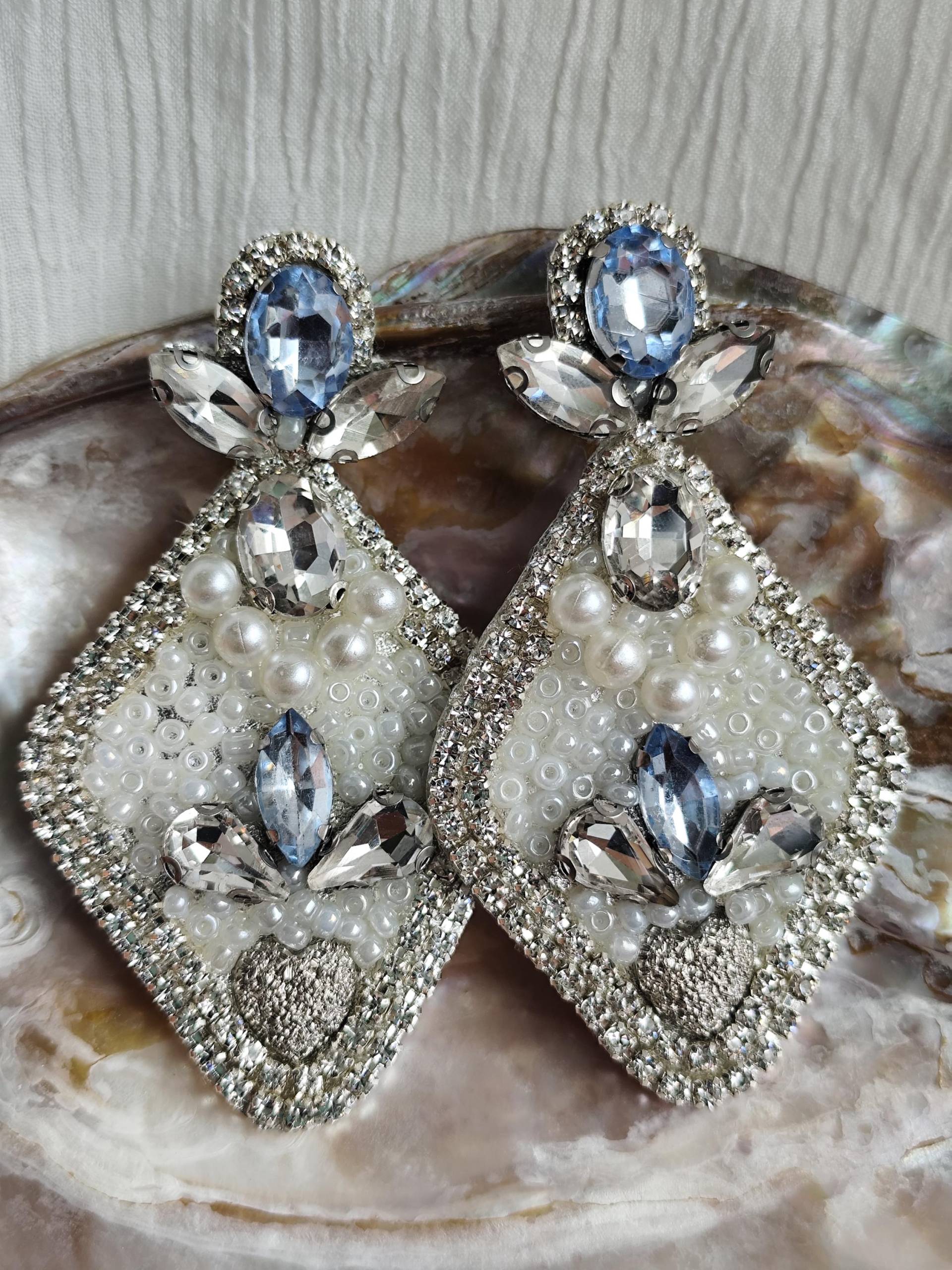 Strass Hänge Ohhrringe Groß Statement Schmuck Blau Silber Weiß Bollywood Style Handgemachte Perlen & Ohrringe von Larkihandmade