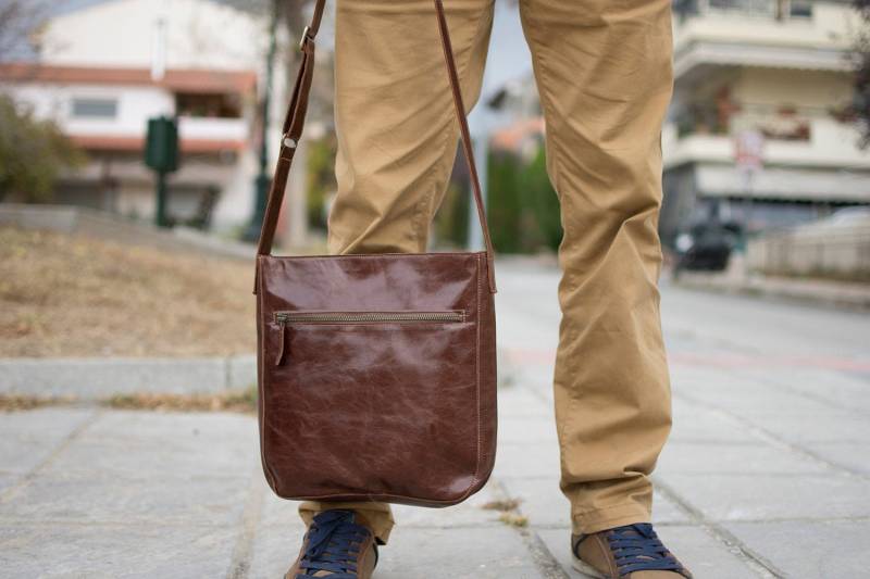 Leder Umhängetasche - Braune Messenger Bag Unisex von Laroll