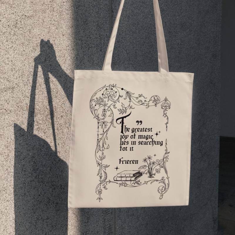 Tragetasche „Melancholic Mage" - Anime Design Inspiriert Von Frieren Tragetasche „Melancholic Mage" - Anime Design Inspiriert Von Frieren von LarsenAndLore
