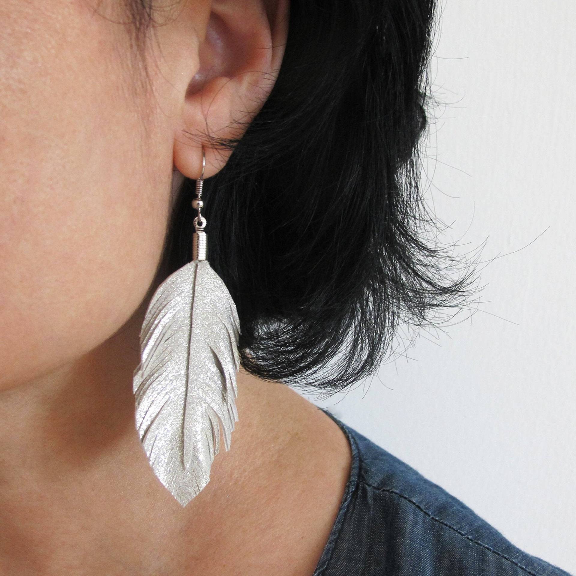 Silber Feder Ohrringe, Lange Leder Damen Schmuck, Funkelnde Boho Moderne Ohrringe Silber Feder Ohrringe, Lange Leder Damen Schmuck, Funkelnde Boho Moderne Ohrringe von LarusAccessories