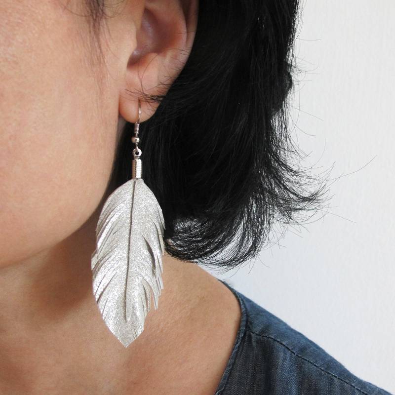 Silber Feder Ohrringe, Lange Leder Damen Schmuck, Funkelnde Boho Moderne Ohrringe Silber Feder Ohrringe, Lange Leder Damen Schmuck, Funkelnde Boho Moderne Ohrringe von LarusAccessories