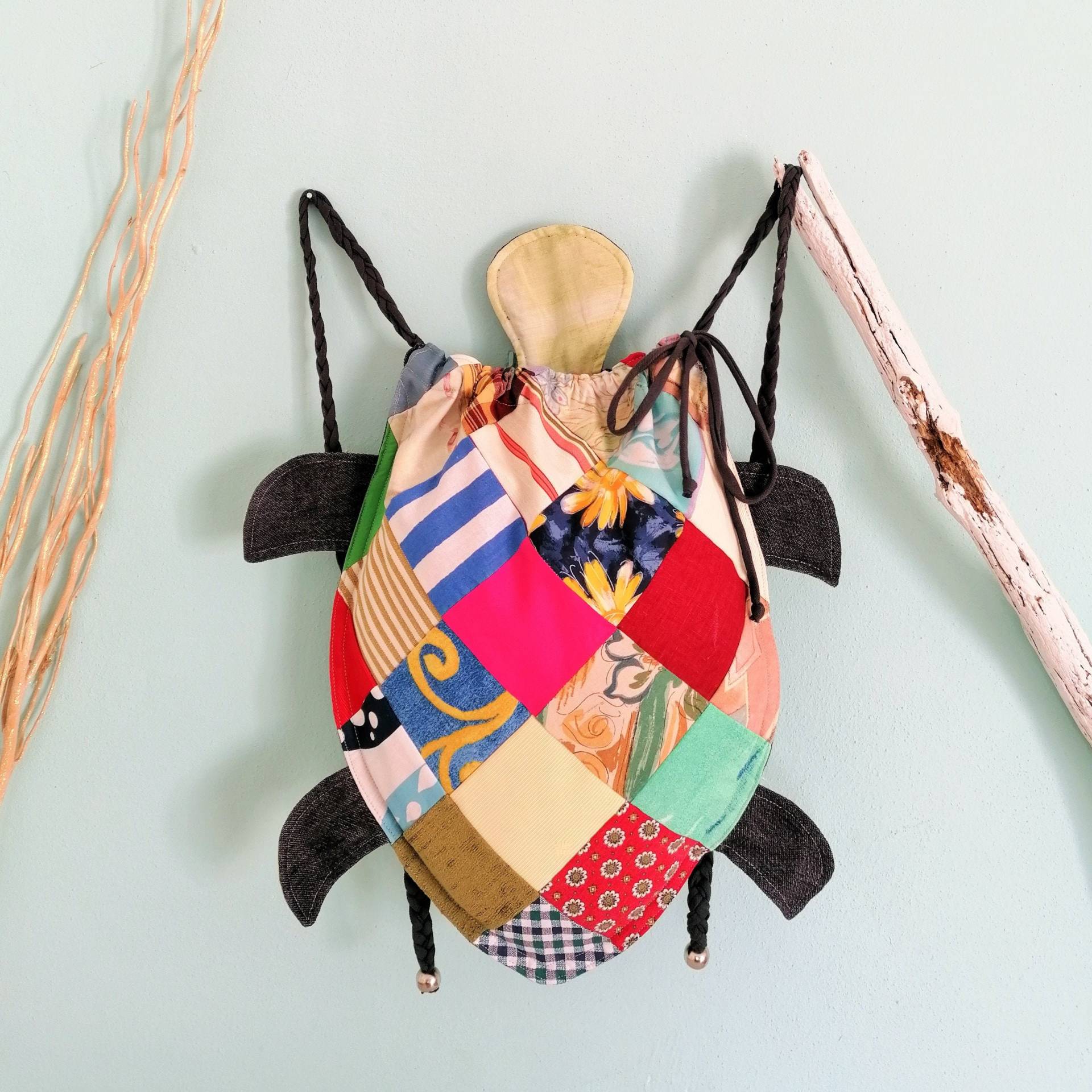 Witziger Öko Upcycling Rucksack Schildkröte, Niedlicher Patchwork Turnbeutel Kinder/ Mama, Spielzeug Beutel, Strand Ausflug Tasche Damen Witziger Öko Upcycling Rucksack Schildkröte, Niedlicher Patchwork Turnbeutel Kinder/ Mama, Spielzeug Beutel, Strand Ausflug Tasche Damen von LasLisartes