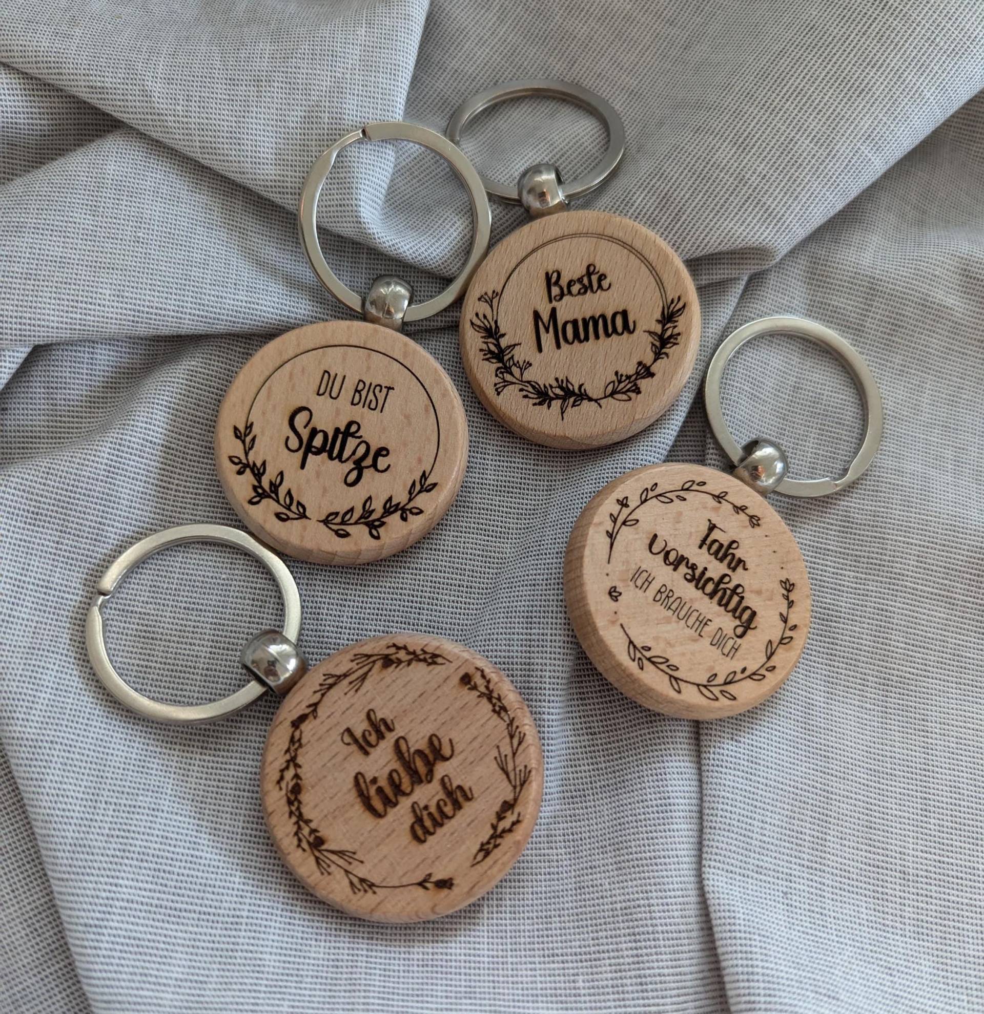 Schlüsselanhänger Rund Personalisiert Aus Holz, Gravur, Geschenk, Holzanhänger Schlüsselanhänger Rund Personalisiert Aus Holz, Gravur, Geschenk, Holzanhänger von LaseRupp