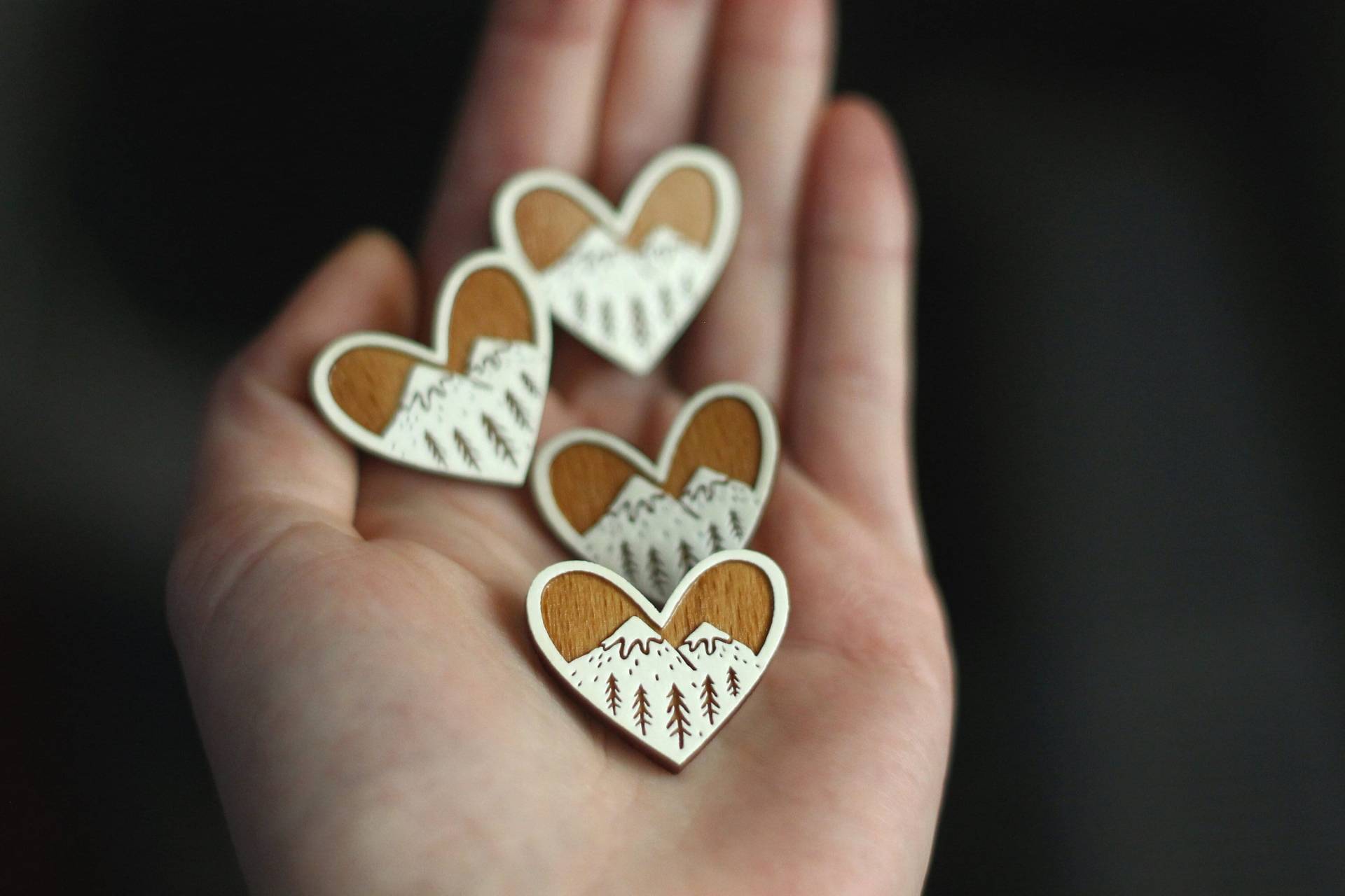 Berge Bemalte Holzbrosche von LaserArtAtelier