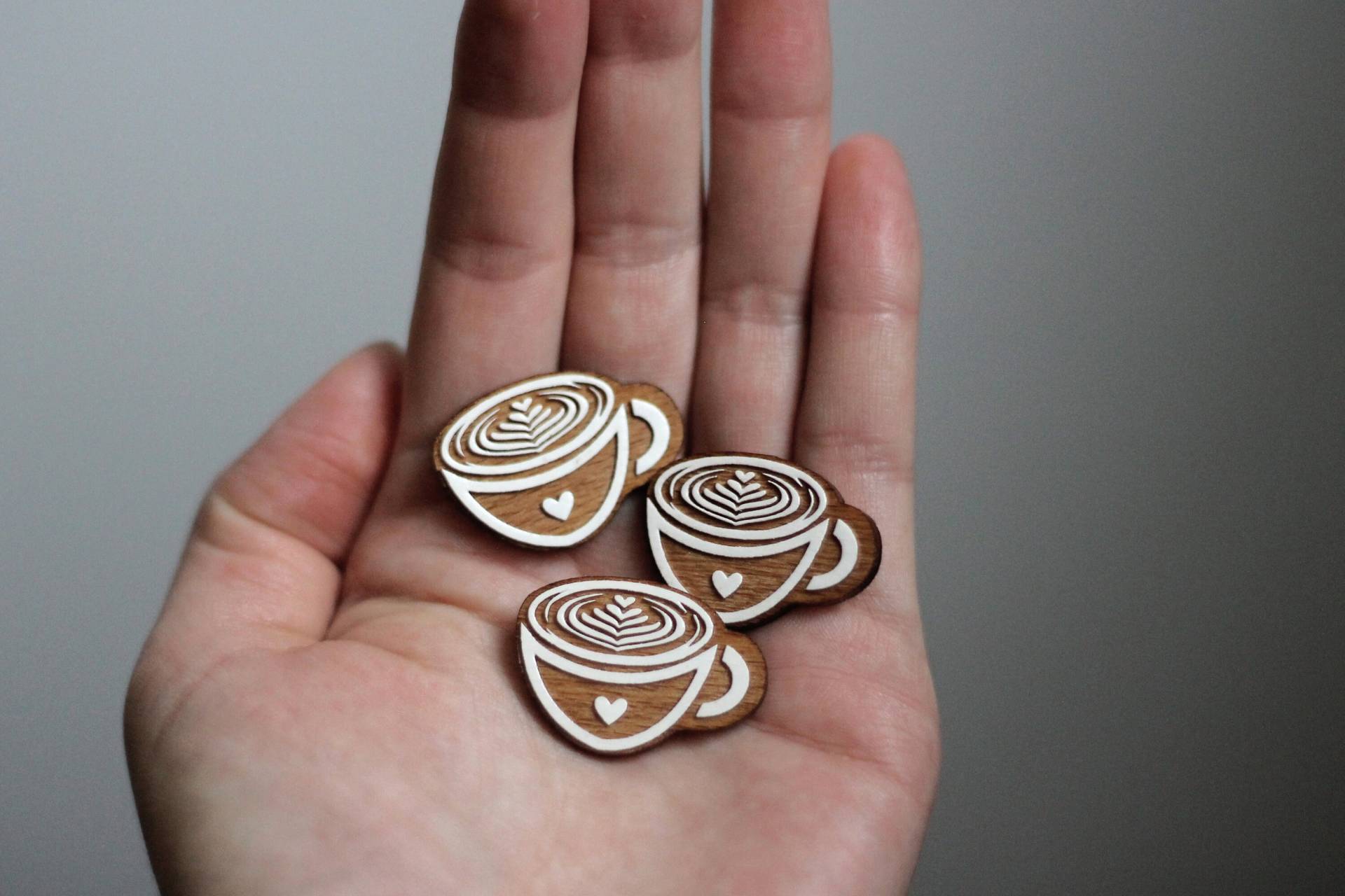 Cup Handbemalte Holzbrosche von LaserArtAtelier