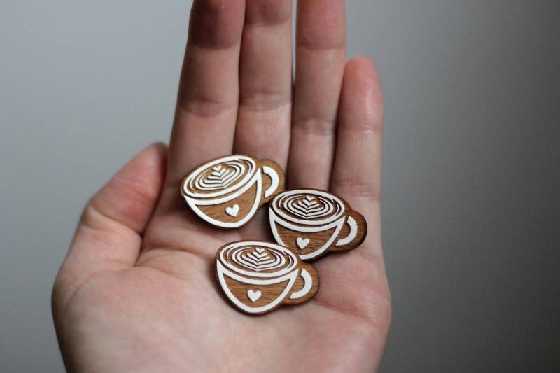 Cup Handbemalte Holzbrosche Cup Handbemalte Holzbrosche von LaserArtAtelier