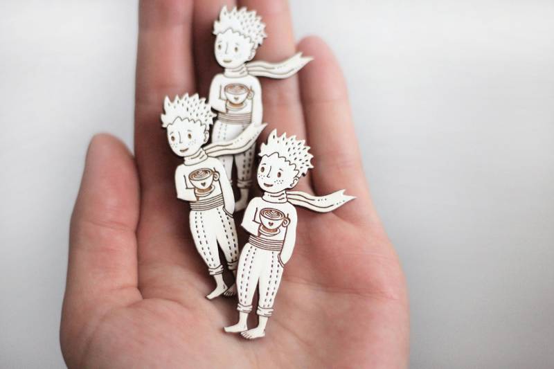 Der Kleine Prinz Mit Kaffee/Eis Bemalte Holzbrosche Der Kleine Prinz Mit Kaffee/Eis Bemalte Holzbrosche von LaserArtAtelier