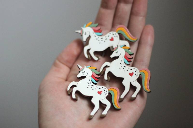 Einhorn Handbemalte Holzbrosche Einhorn Handbemalte Holzbrosche von LaserArtAtelier